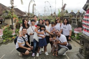 keluarga liburan di Bali bersama balita dan lansia